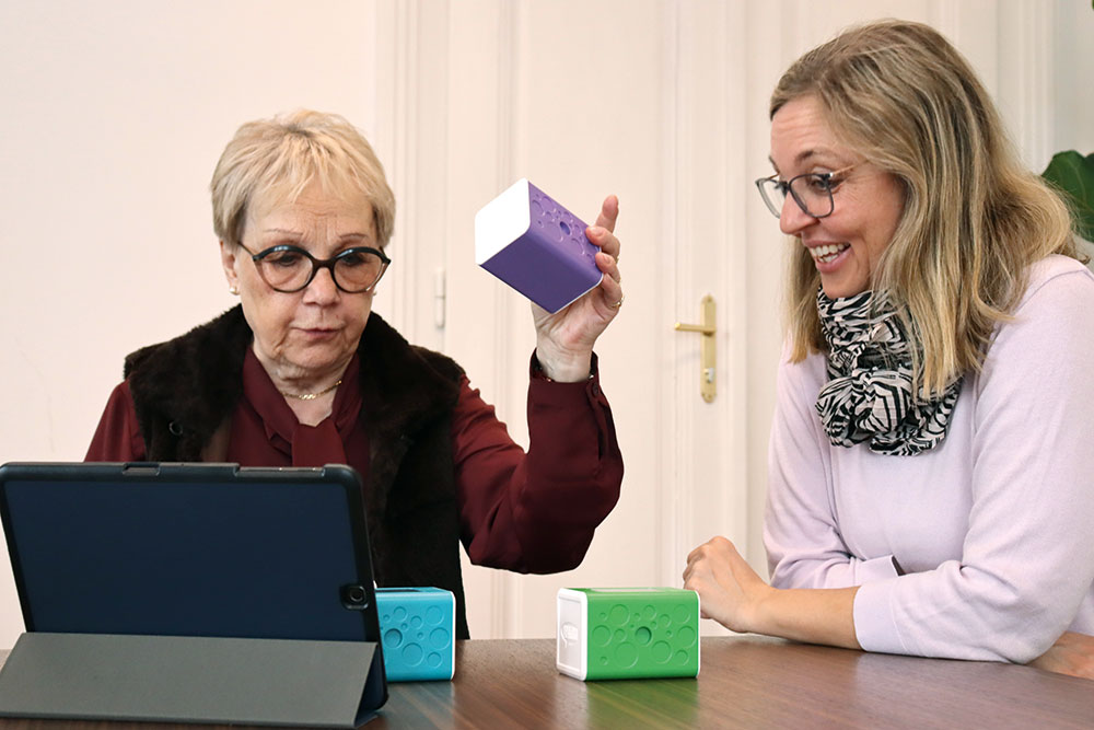 Damen arbeiten mit MemoCubes Pro Würfel Trainingstool Demenz Sprachstörungen Schlaganfall